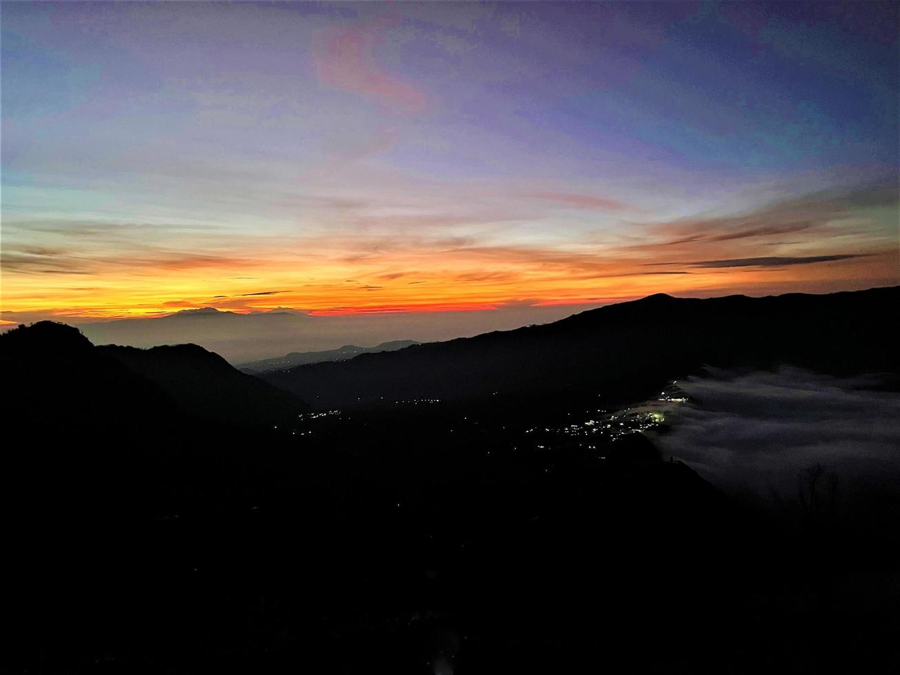 increíble vista en la cima del monte bromo, indonesia foto