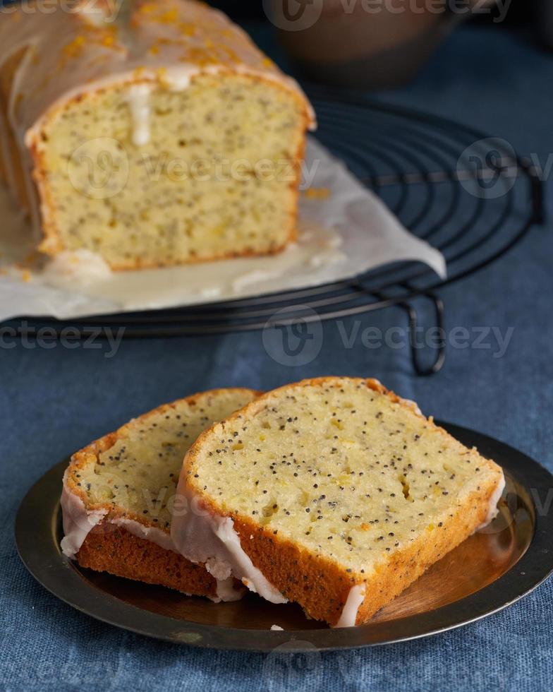 pan de limón recubierto con glaseado de azúcar dulce y espolvoreado con cáscara de limón foto