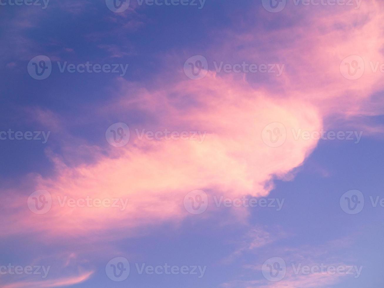 cielo de la tarde con nubes rosadas foto