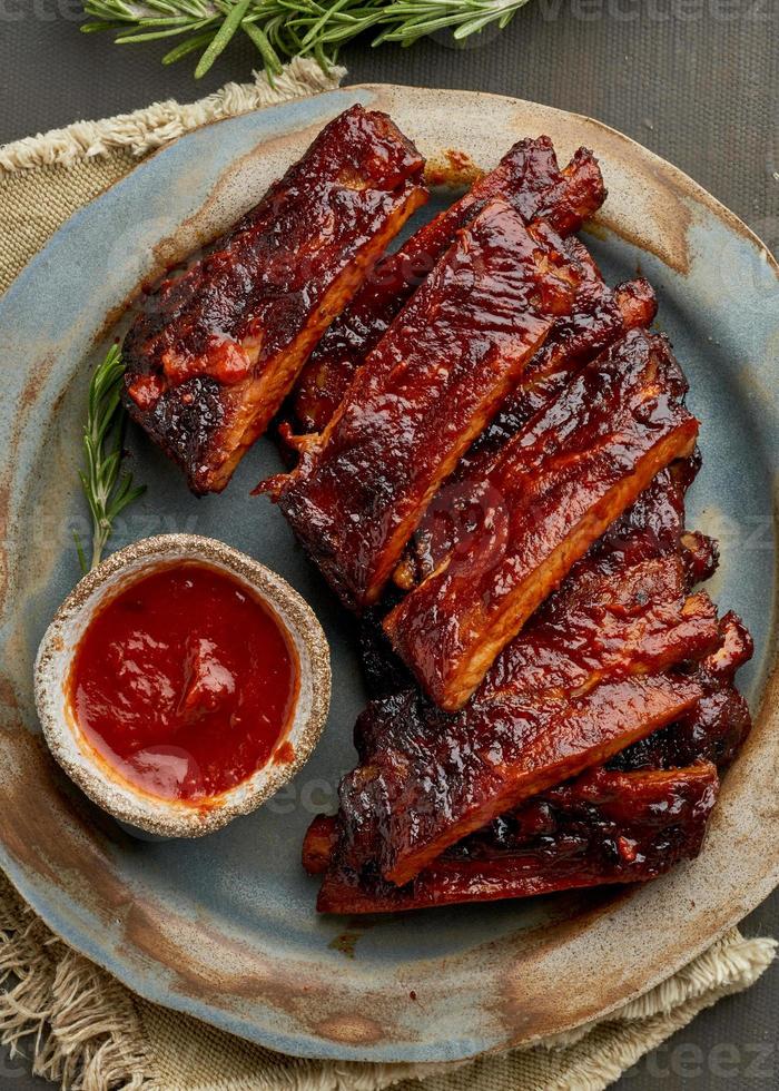 comida keto, costillas de cerdo picantes a la barbacoa. receta de cocción lenta. vertical, cerrar, foto