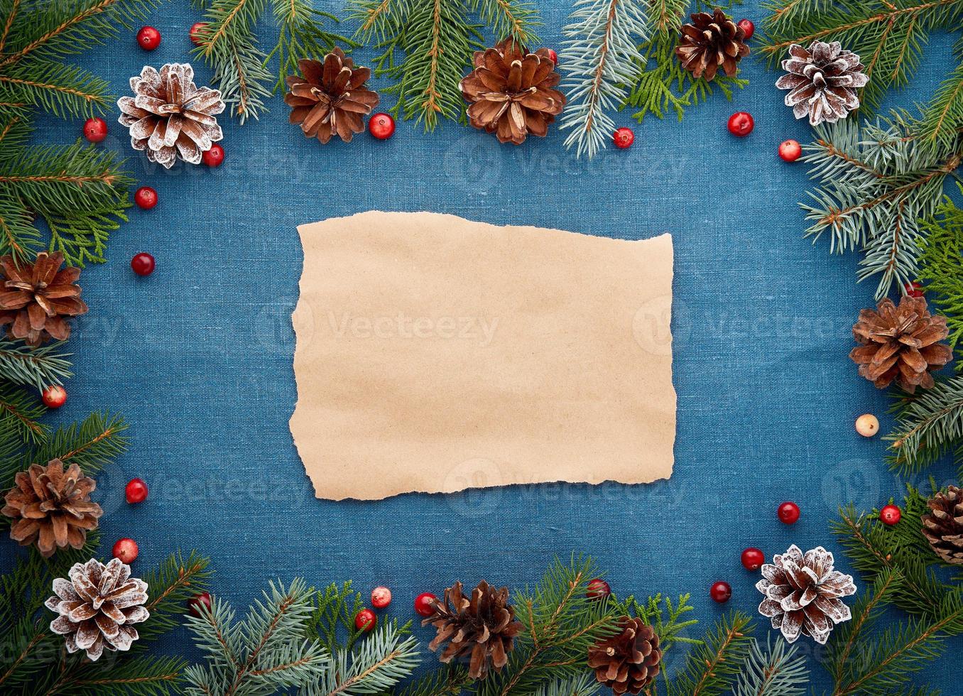 navidad y feliz año nuevo fondo azul oscuro con papel artesanal para texto. marco para receta foto