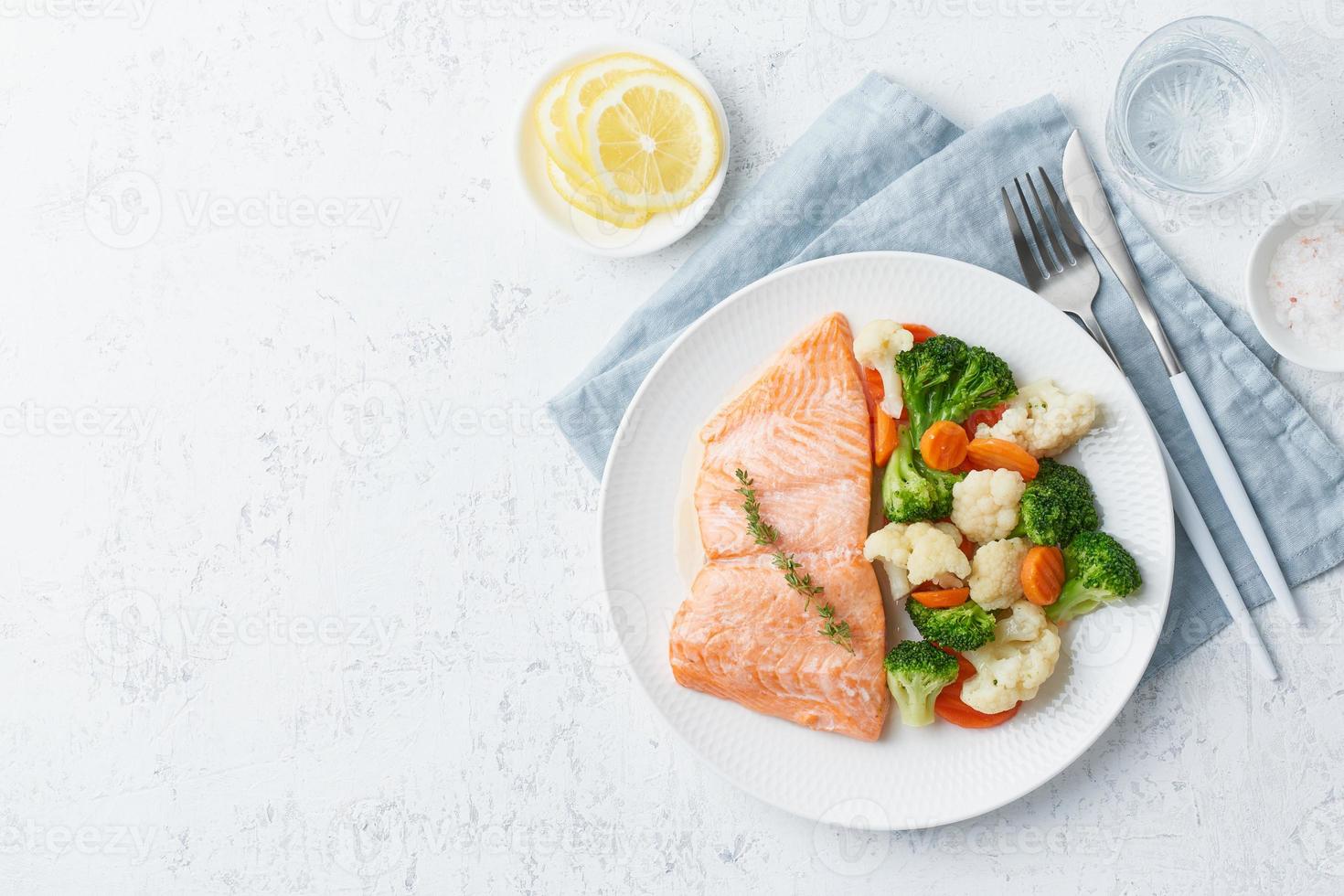 salmón y verduras al vapor, paleo, ceto, fodmap, dieta dash. comida mediterranea con pescado foto