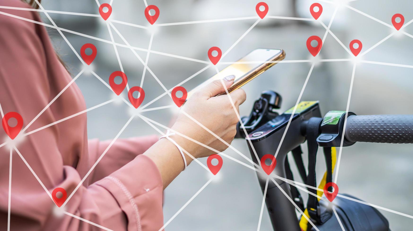 mano de mujer usando un teléfono inteligente en la carretera con el punto de ubicación del navegador de fondo abstracto antes de viajar en scooter eléctrico en la ciudad, el negocio de la tecnología y el concepto de aventura de viaje foto