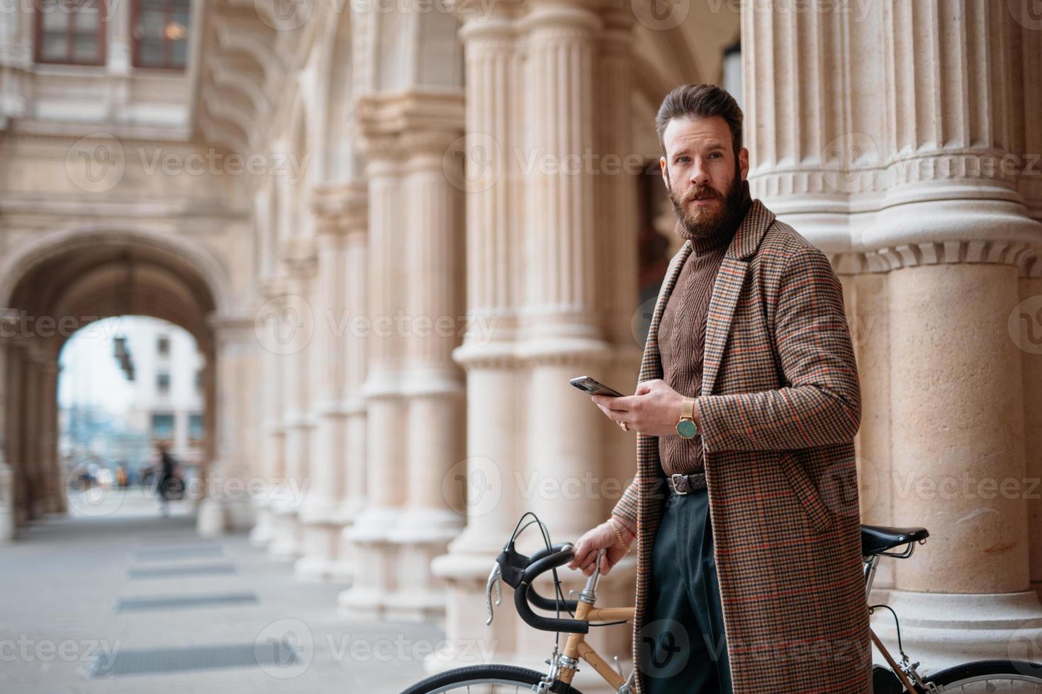 hombre de negocios con teléfono inteligente y usando la navegación. ir al trabajo. transporte ecológico en la ciudad foto