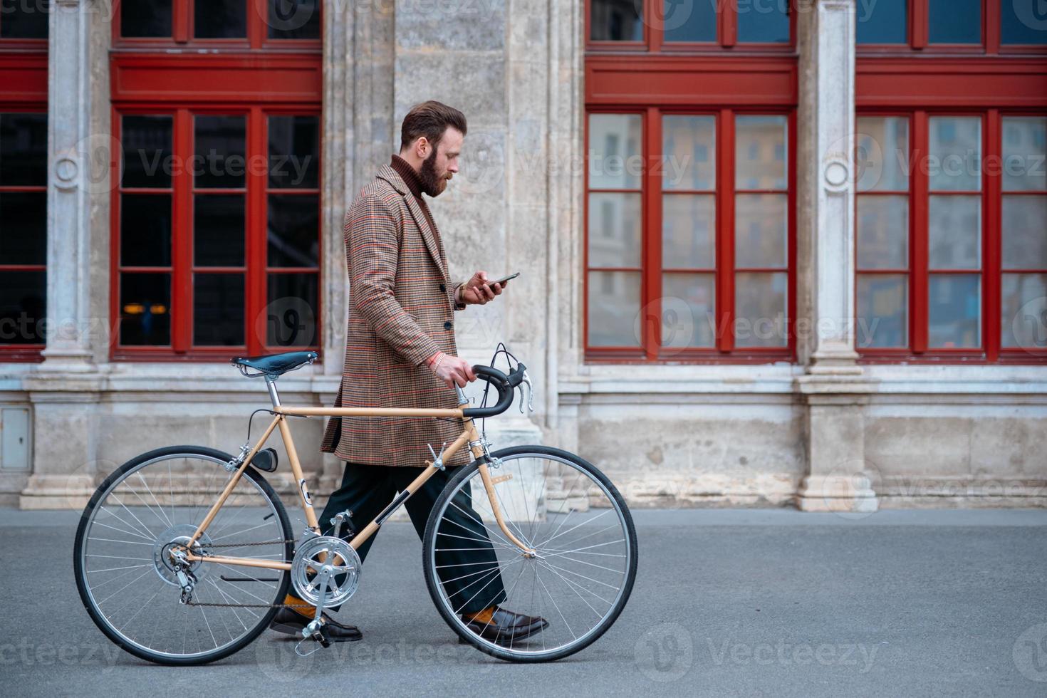 hombre de negocios va a trabajar en bicicleta. transporte ecológico en la ciudad foto