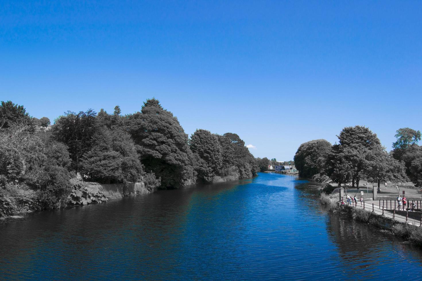 río que fluye en el paisaje del campo foto