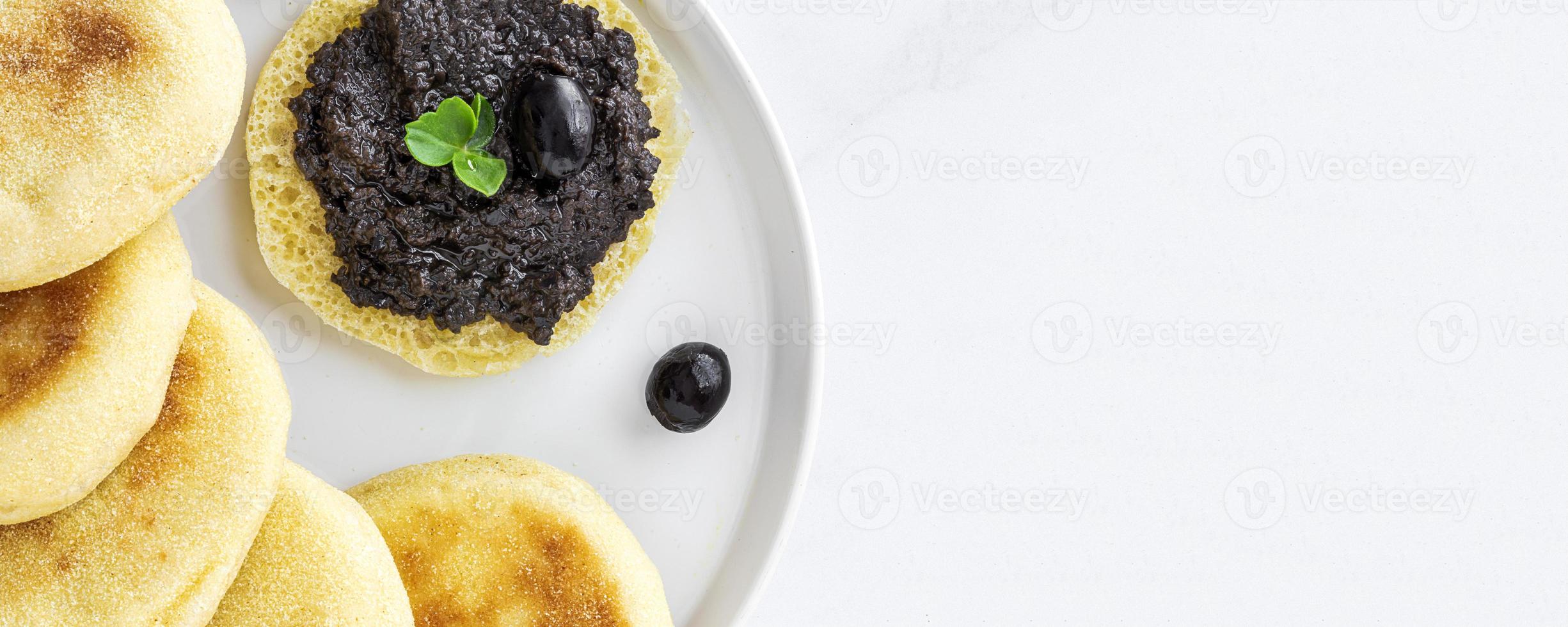 tortitas caseras de pan de sémola de harcha con puré de aceitunas foto