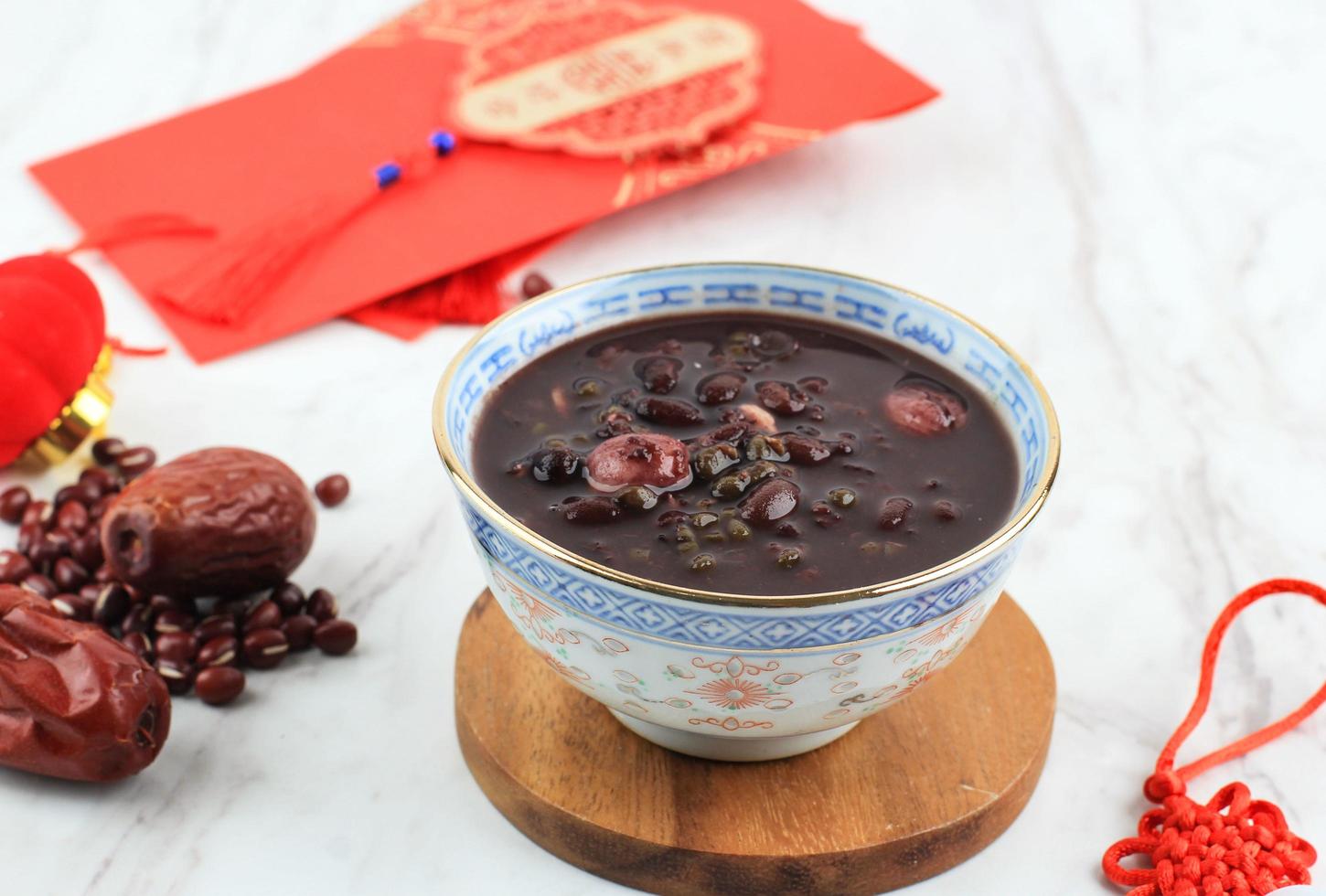 comida tradicional china, gachas de laba. cereales para el desayuno foto