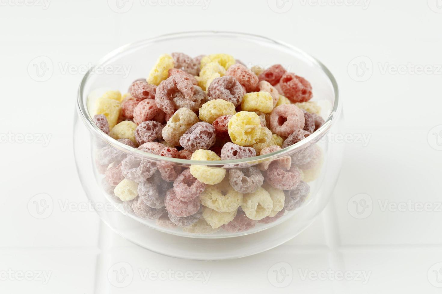 anillo de cereales de colores con lazos de frutas foto