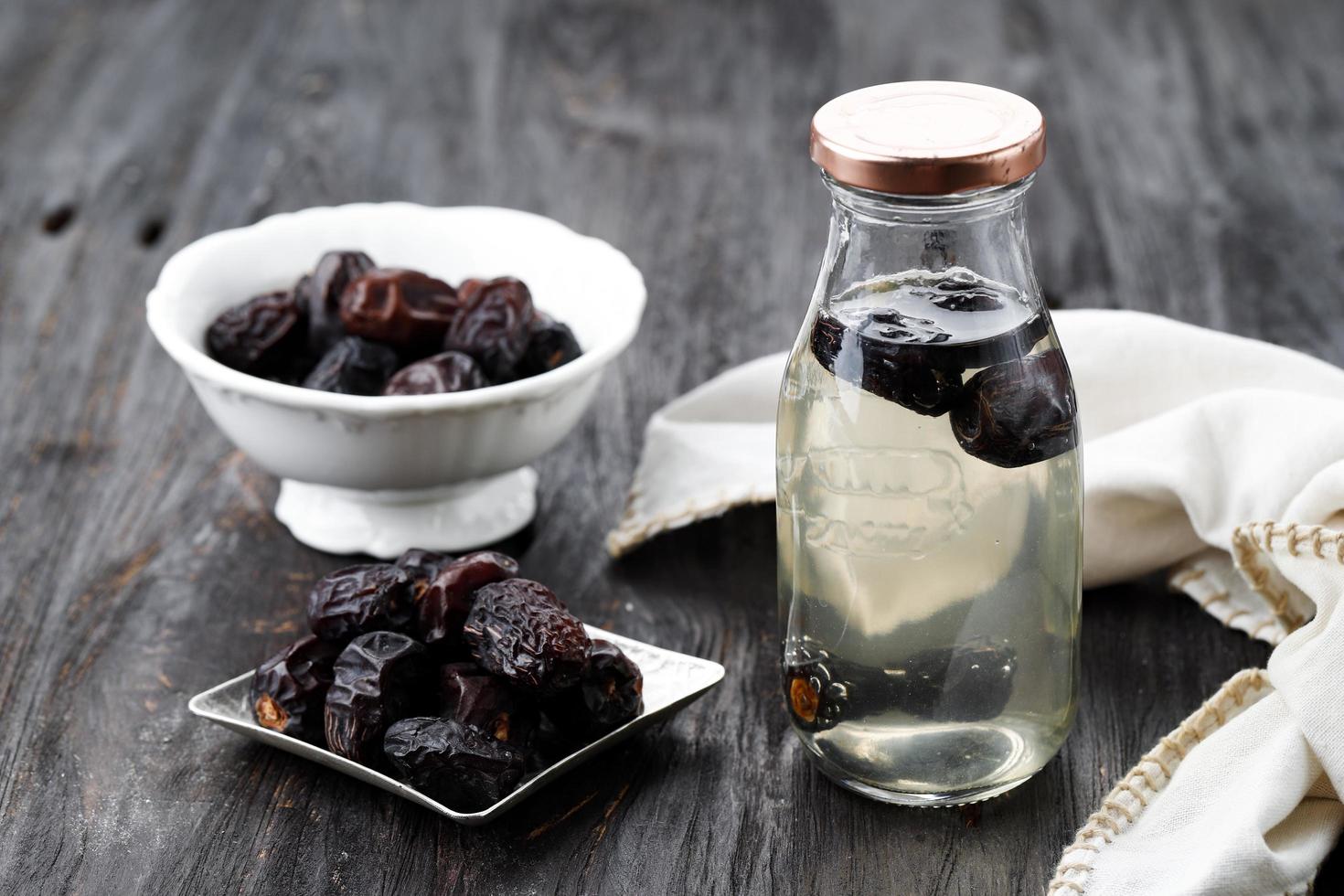 kurma nabeez, fruta de dátiles agua infundida durante la noche en una botella, bebida saludable popular durante el ramadán. foto