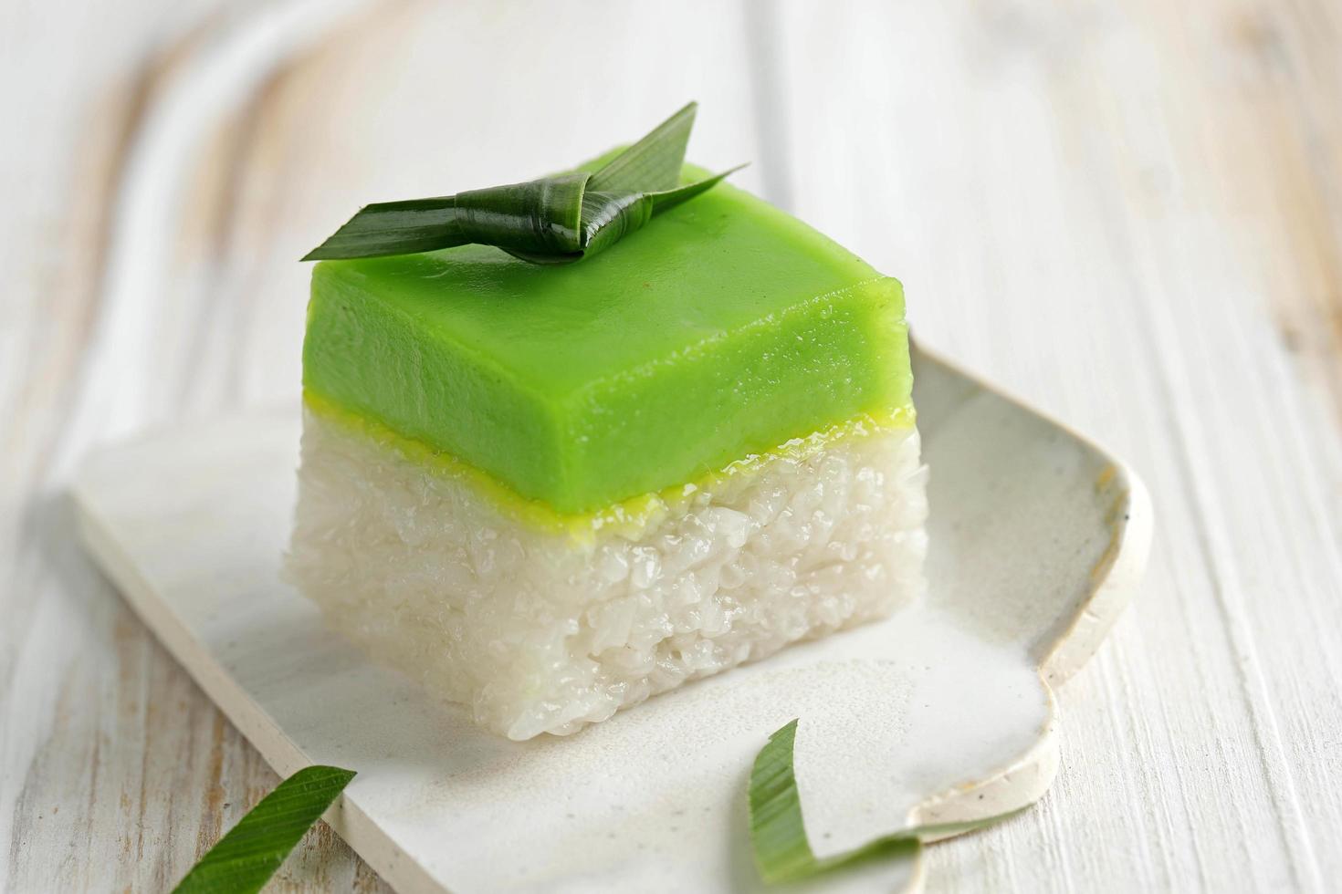 talam ketan - pastel de arroz con capa glutinosa con budín de pandan encima foto