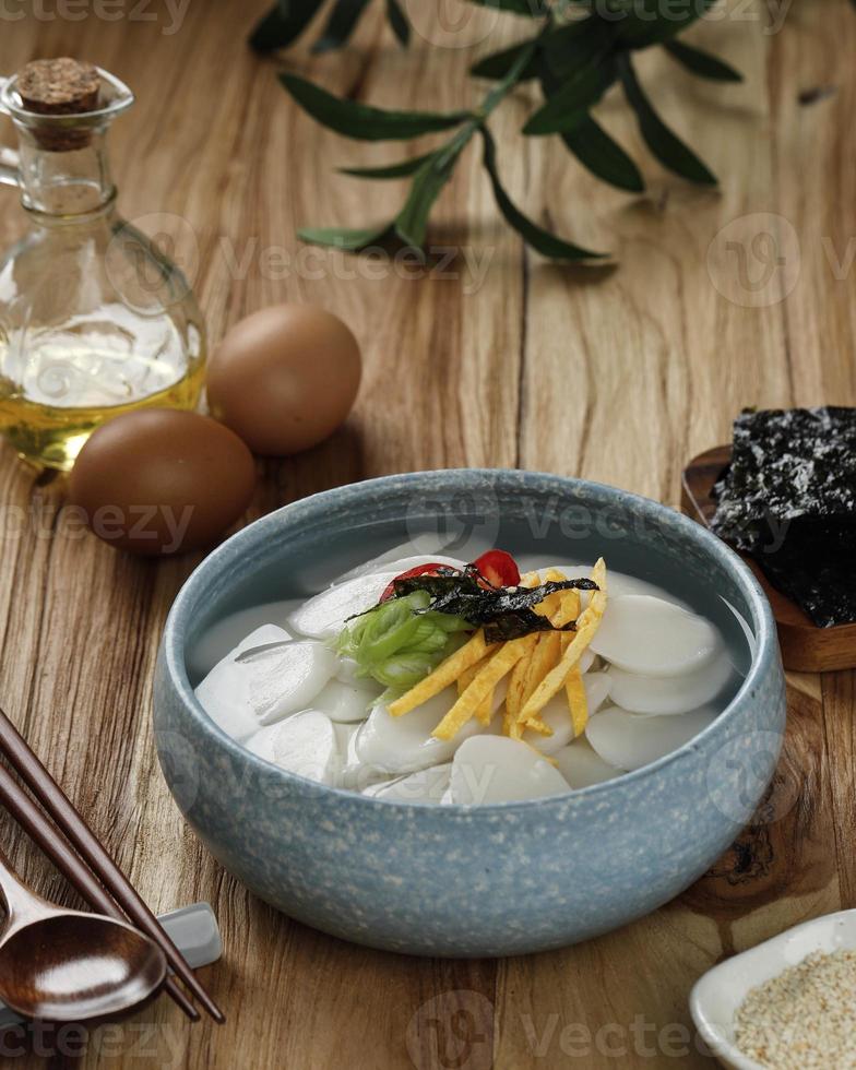 sopa de barra de pastel de arroz coreano tteokguk para el año nuevo seollal foto