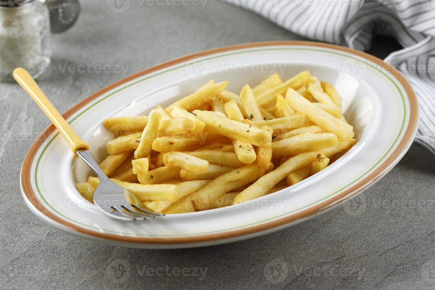porción de papas fritas en un plato blanco foto