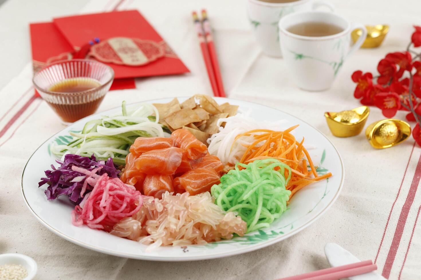 yusheng, yee cantó o yuu sahng, o el lanzamiento de la prosperidad es una ensalada de pescado crudo al estilo cantonés. foto