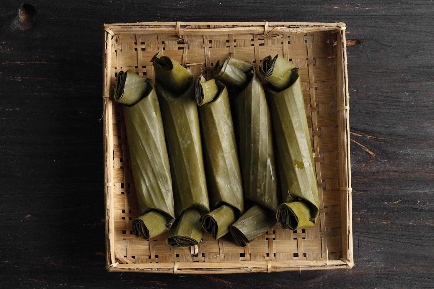 arem-arem es comida tradicional de java. es un pastel de arroz relleno de pollo picante, envuelto en hoja de plátano y cocido al vapor. foto