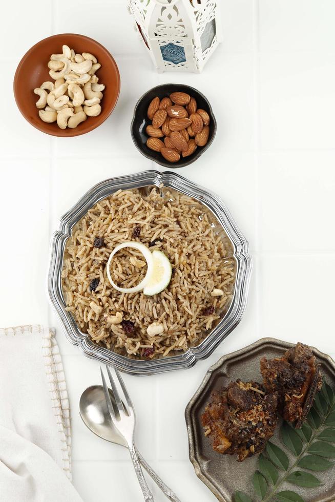 pilaf de arroz rústico tradicional árabe cocinado con carne de costillas fritas, cebolla, pasas y ajo foto