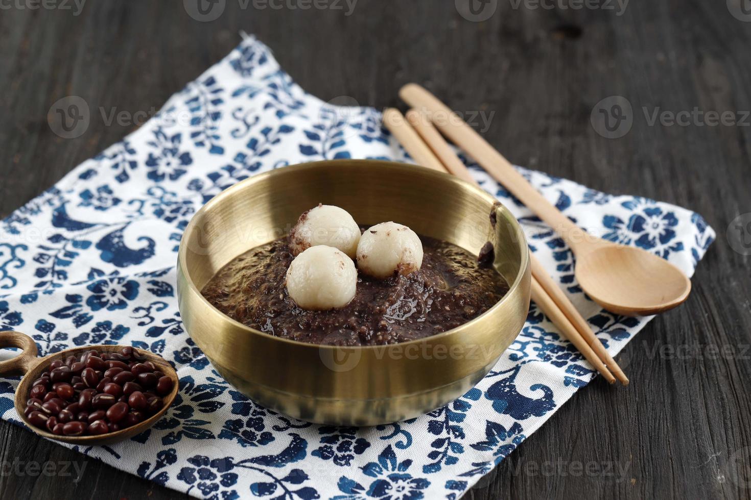 comida tradicional coreana papilla de frijoles rojos con pastel de arroz patjuk dongji foto