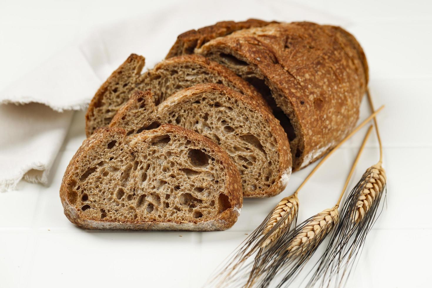 rebanadas de pan de masa madre sobre tabla de madera. comida sana. textura de miga de pan artesanal. foto