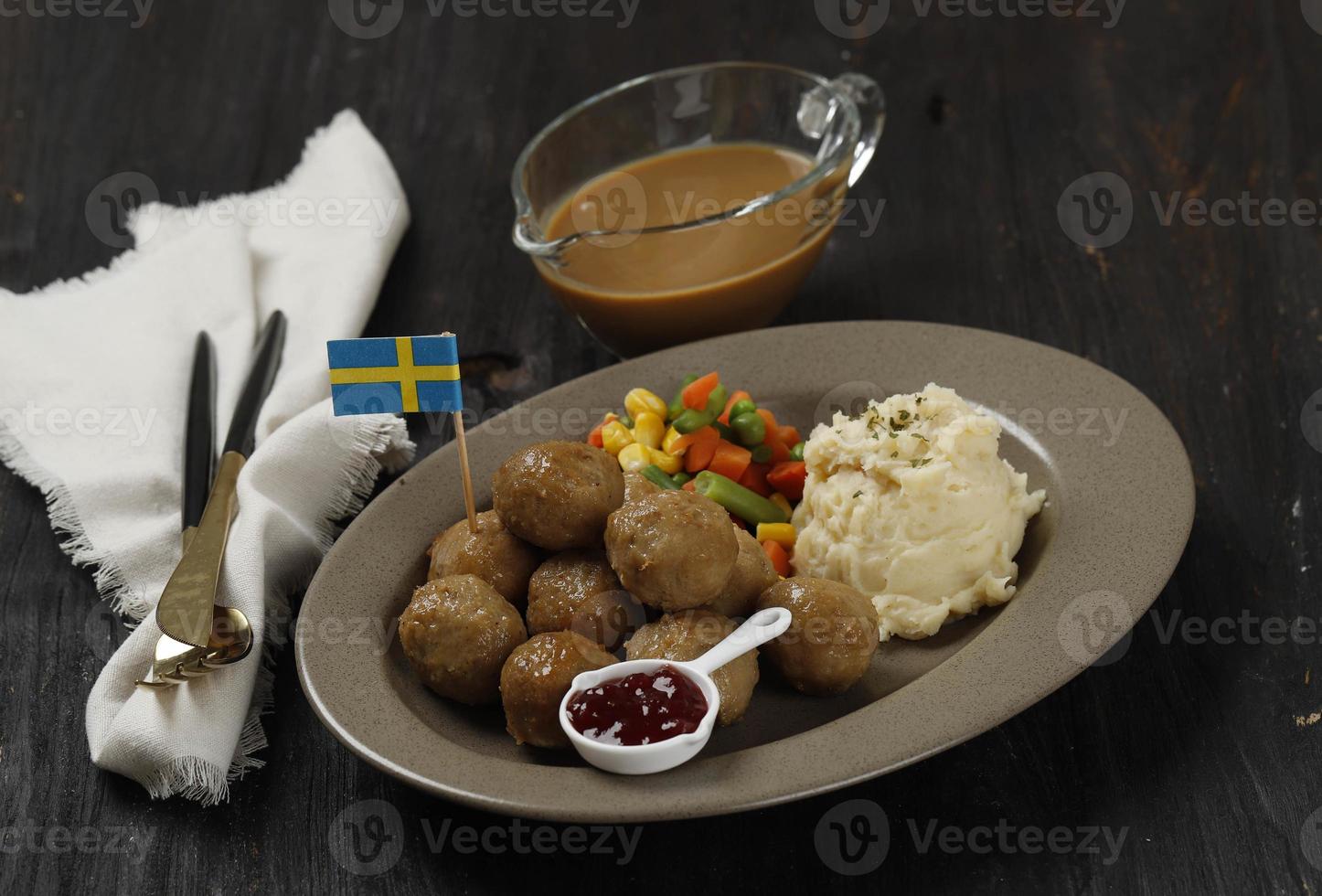 albóndigas tradicionales suecas con patatas fritas y salsa de arándanos. concepto de comida sueca. foto