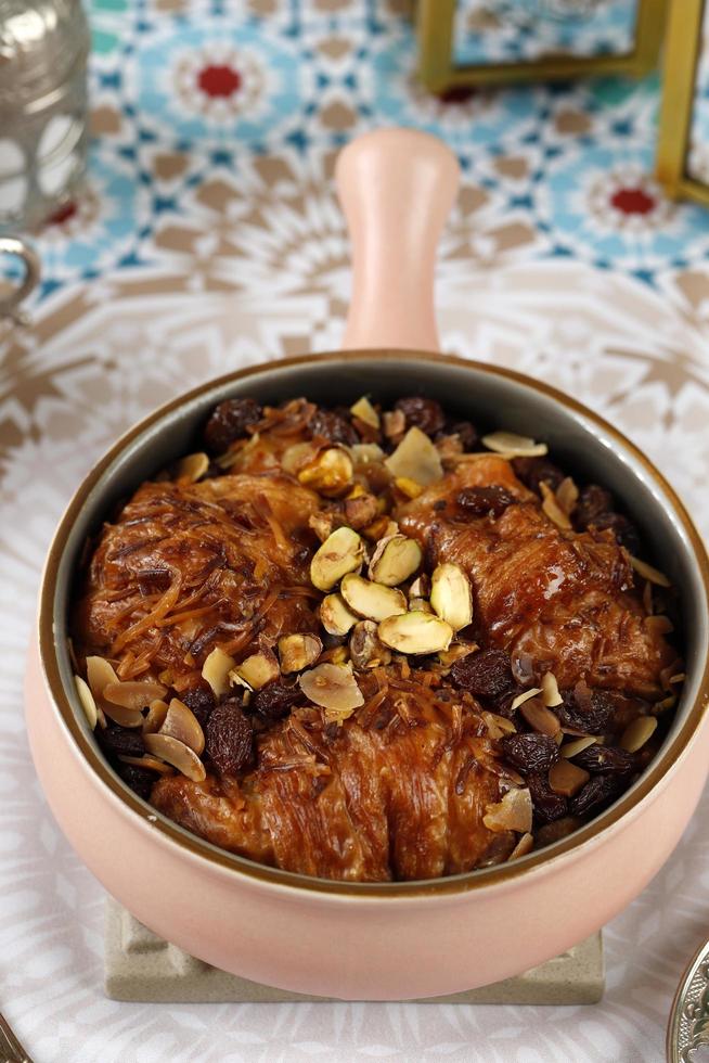 el enfoque seleccionado om ali, umm ali u oum ali es un postre egipcio tradicional y popular popular como budín de pan egipcio. cocina árabe, foto