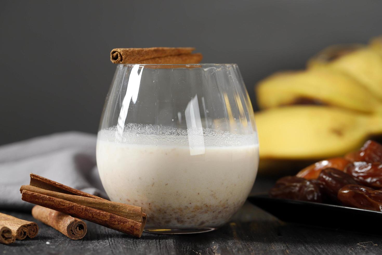 licuado o batido de plátano, dátiles y canela en un vaso foto