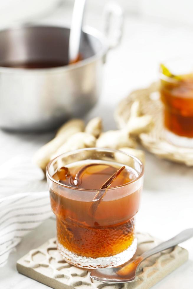 wedang uwuh, bebida de hierbas tradicional de yogyakarta, indonesia. contiene una variedad de hojas de canela, nuez moscada y hojas de clavo. foto