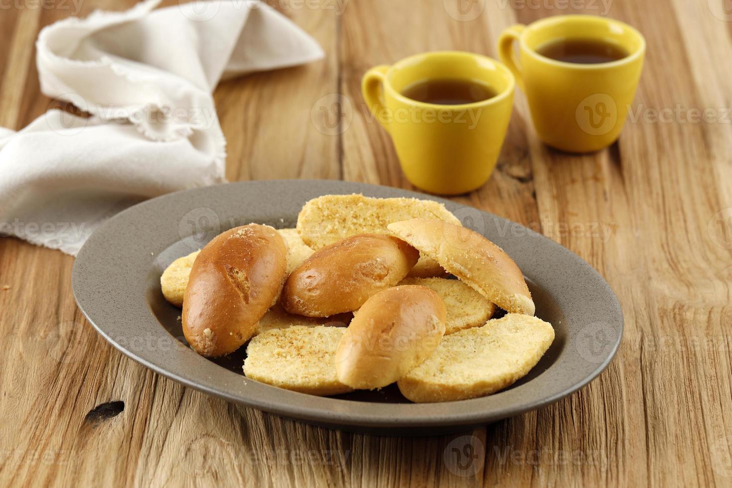 pastel de pan bagelen, pan crujiente con mantequilla untada y azúcar blanca espolvoreada. foto