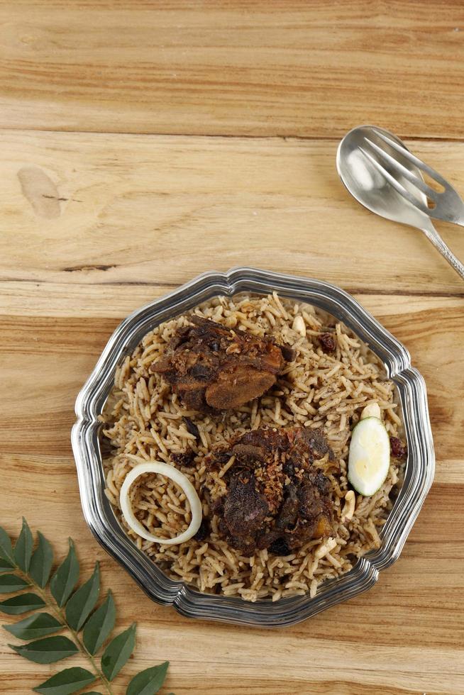 nasi kebuli iga kambing, arroz árabe especiado con clavo, canela y ajo. foto