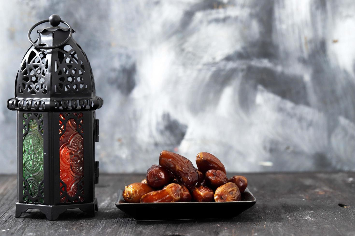 ramadan kareem con fechas premium y linterna árabe, copia espacio para texto. foto
