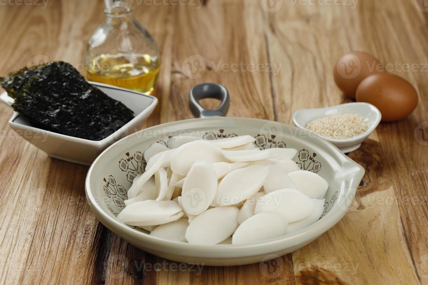 comida tradicional coreana. que comer para el año nuevo. tteok-guk. ingredientes para la sopa de pastel de arroz. foto