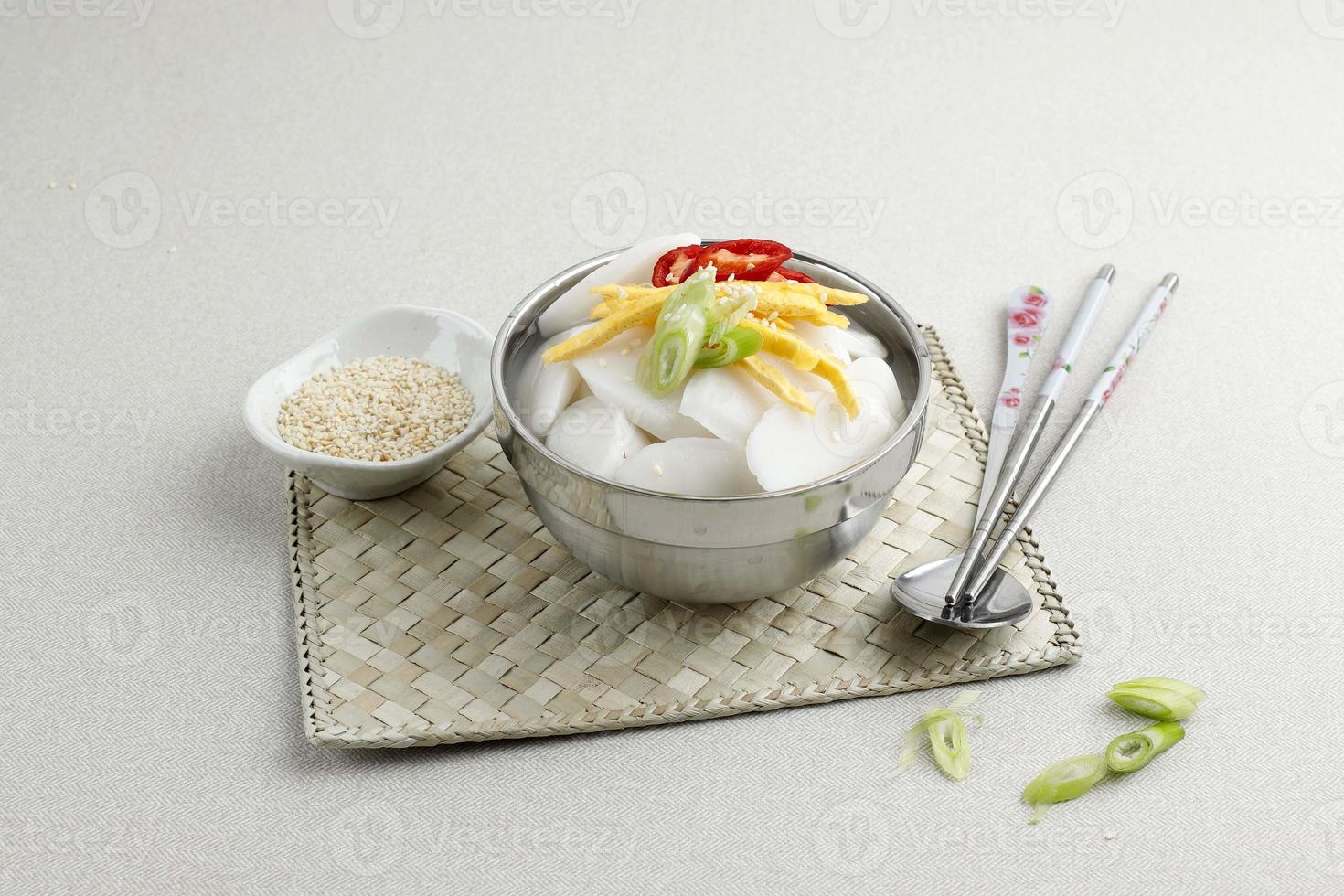 tteokguk, sopa coreana de pastel de arroz en rodajas foto