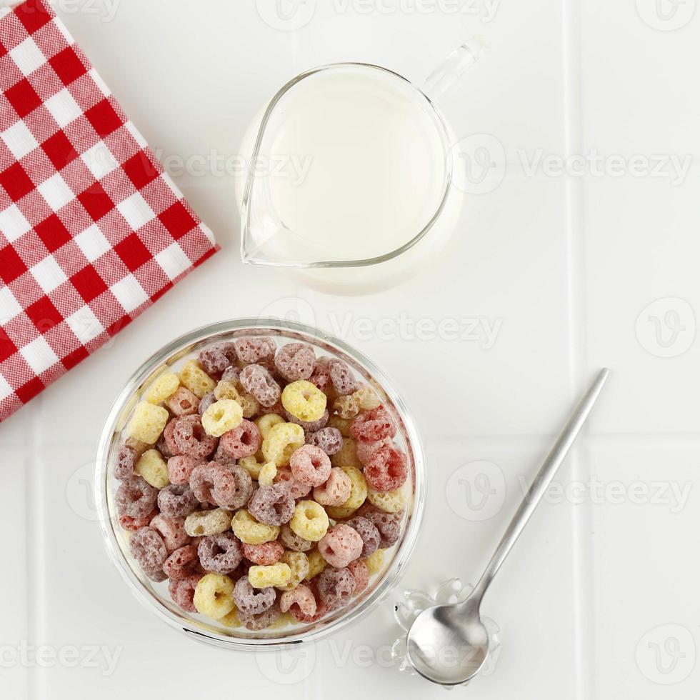 cereal colorido en tazón blanco con cuchara foto