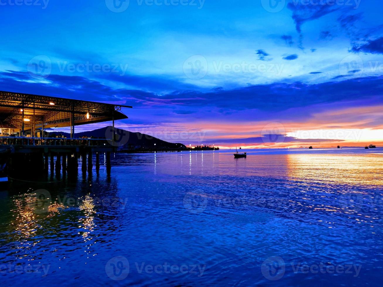 puesta de sol en la playa foto