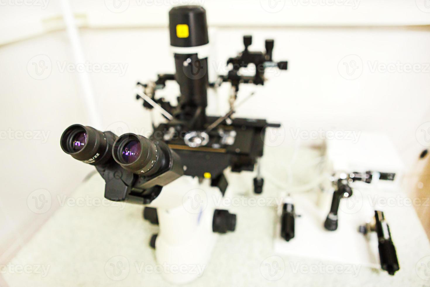 microscopio y equipo óptico en el laboratorio de la clínica de inseminación artificial. la invención de la vacuna, fiv. pruebas, fecundación del óvulo. foto