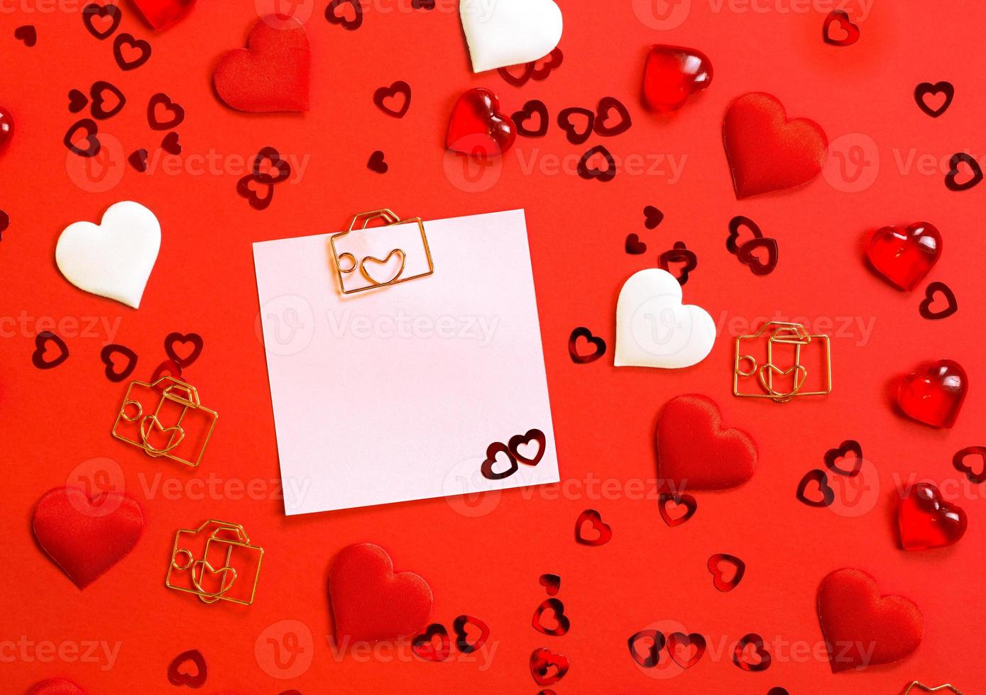 hoja cuadrada para notas con clip en forma de letra y corazón. decoración de parejas enamoradas hoja cuadrada para notas con clip en forma de letra y corazón. decoración de parejas enamoradas