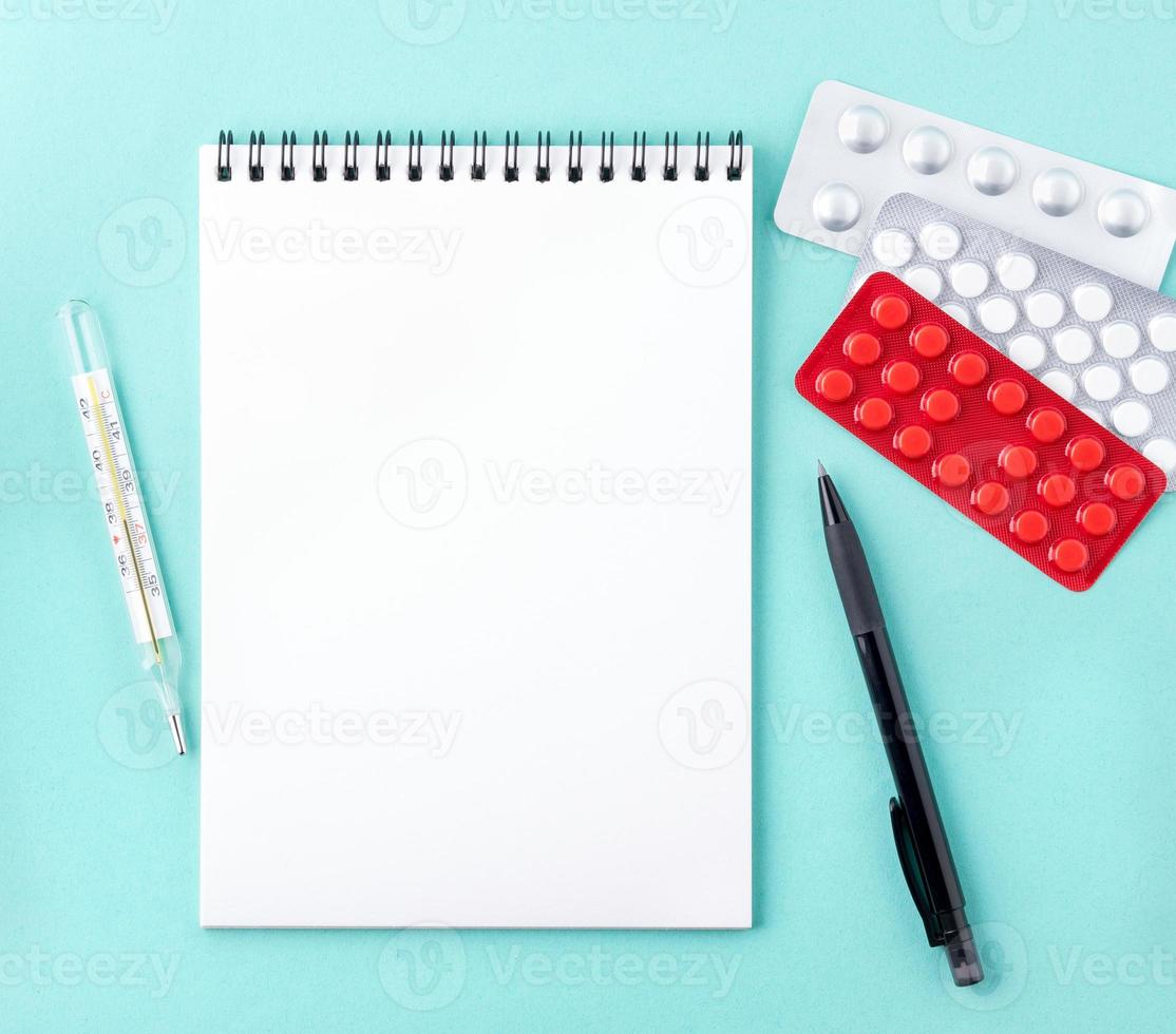 cuaderno abierto con página limpia en blanco para escribir el plan de tratamiento de la enfermedad. foto