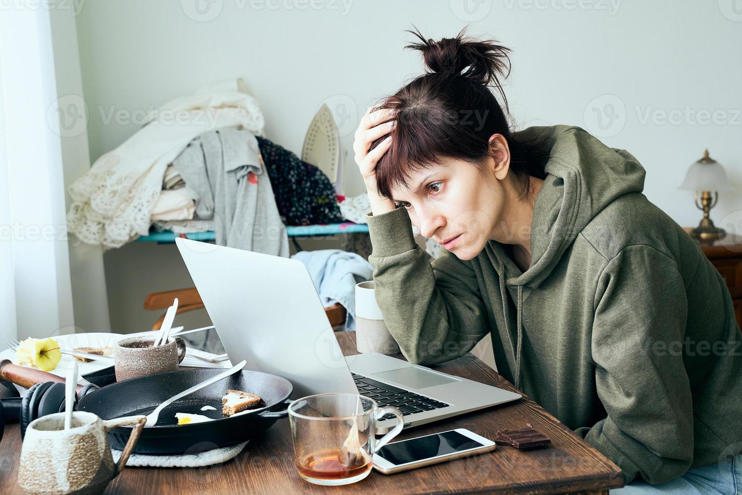 adicción digital, mujer en pánico lee artículos sobre coronavirus en internet. foto