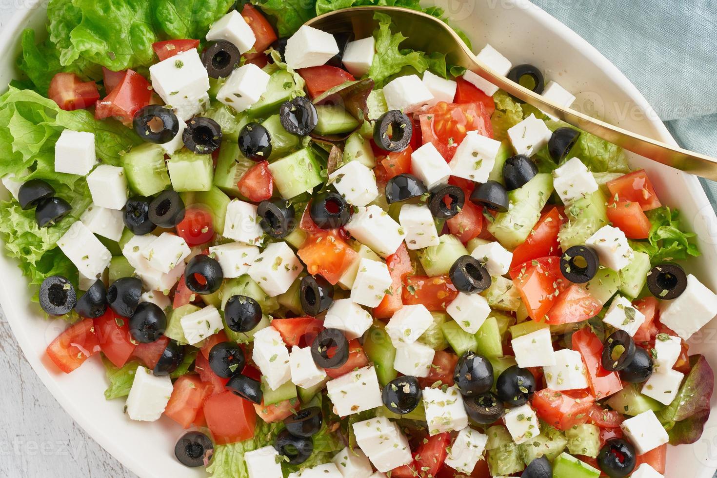 ensalada griega horiatiki con queso feta, comida mediterránea vegetariana, dieta baja en calorías foto