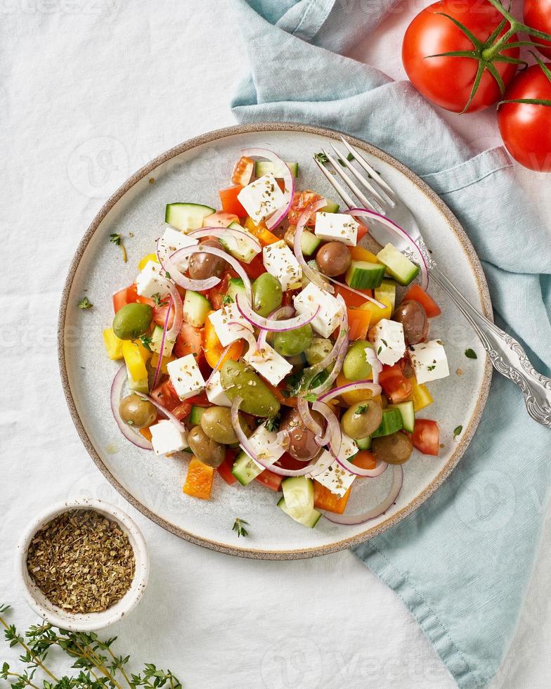 ensalada de pueblo griego horiatiki con queso feta y verduras, comida mediterránea, vertical foto