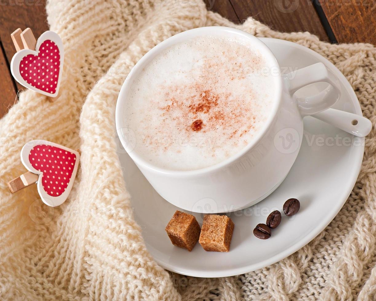 taza de café con leche en el fondo de madera vieja foto