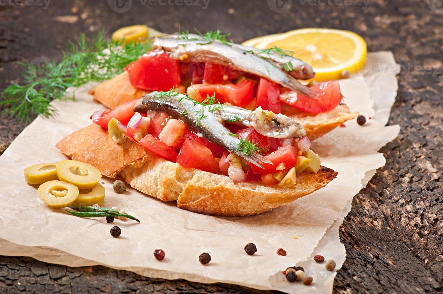 crostini con anchoas, aceitunas y tomates secos foto