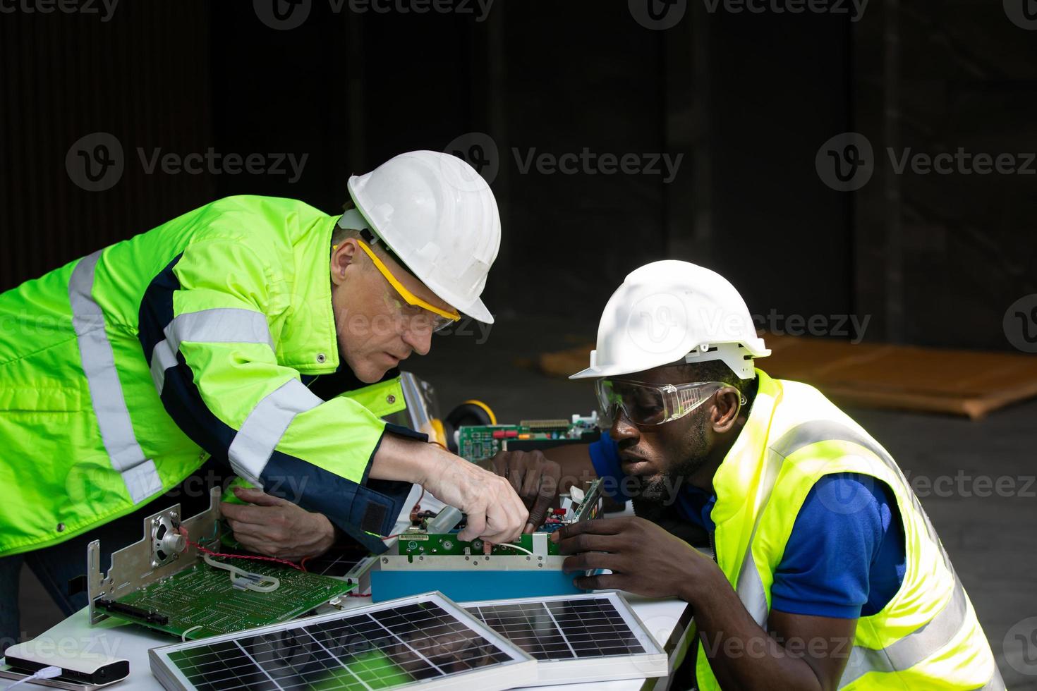 paneles solares en la ladera de un país en un día soleado que proporciona una fuente de energía renovable sostenible a la alternativa de los residentes locales foto