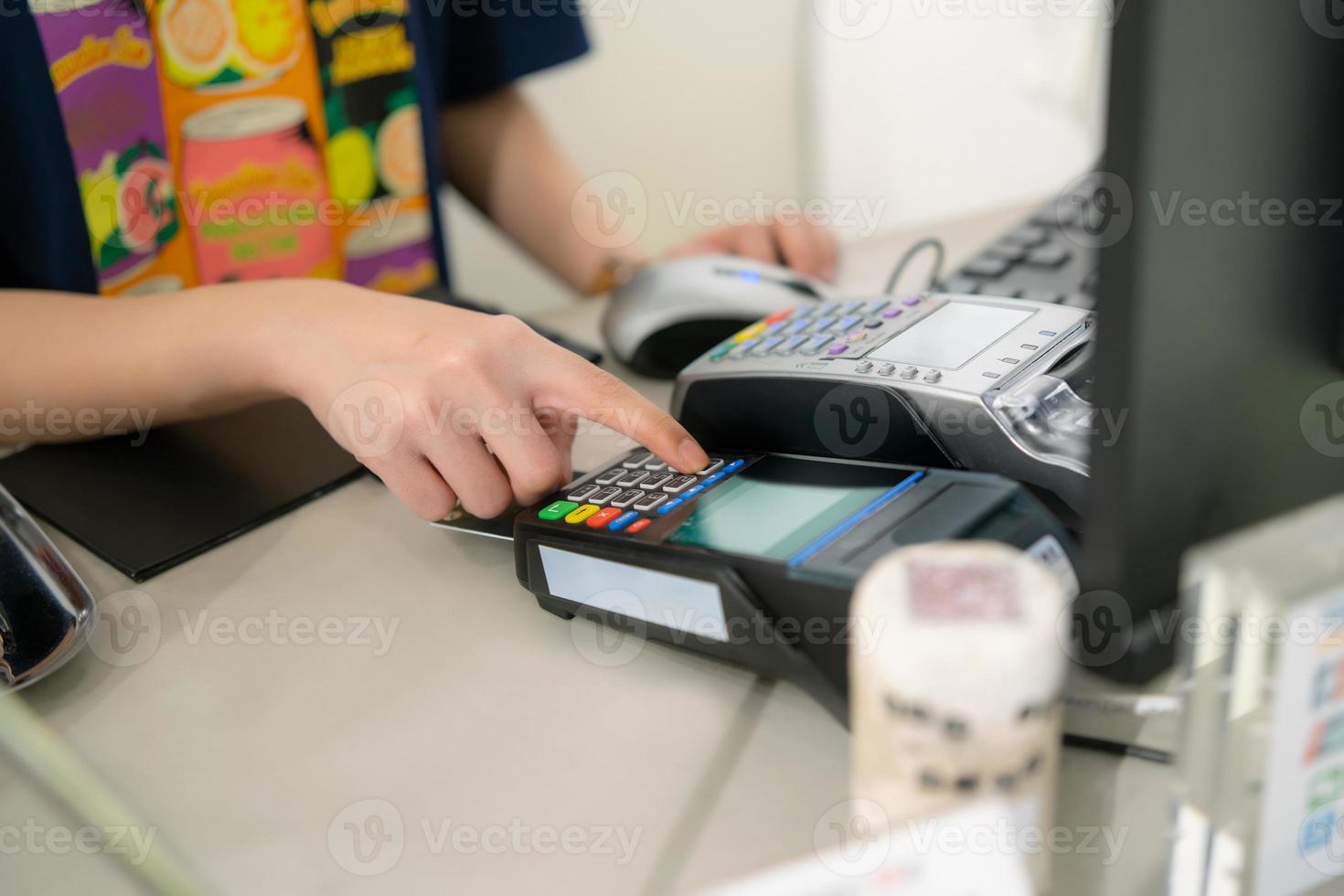 mujeres que usan una máquina terminal de tarjetas de crédito, pago con tarjeta de crédito sin concepto de efectivo, foto