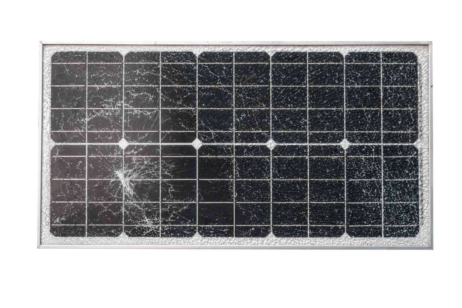 paneles solares rotos, daños en el vidrio de las células solares. foto