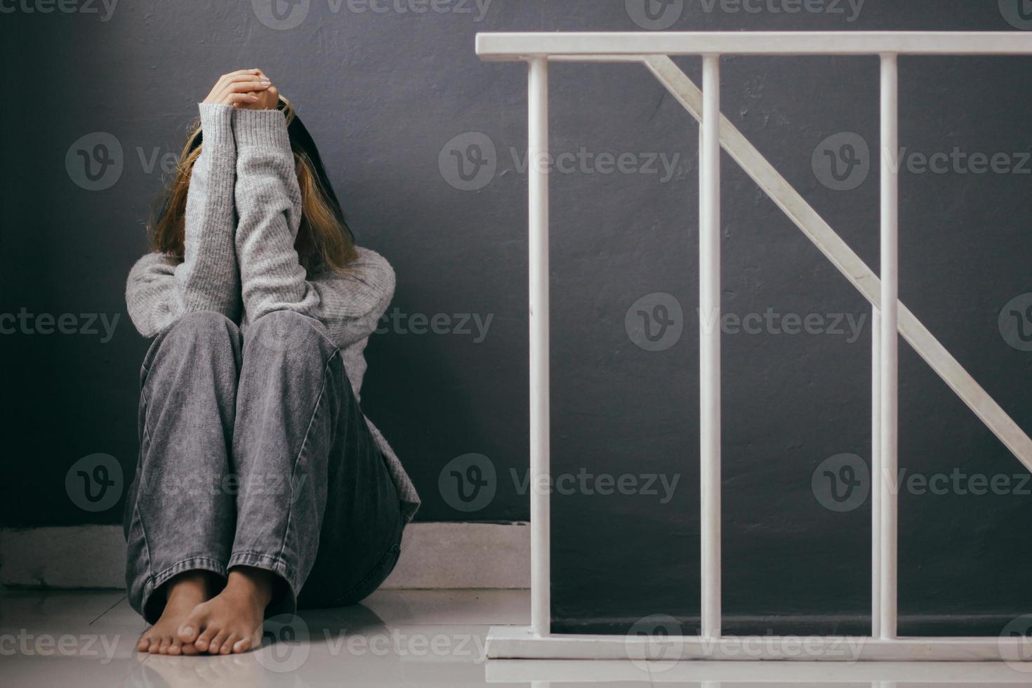 mujer joven deprimida y triste sentada sola en casa foto