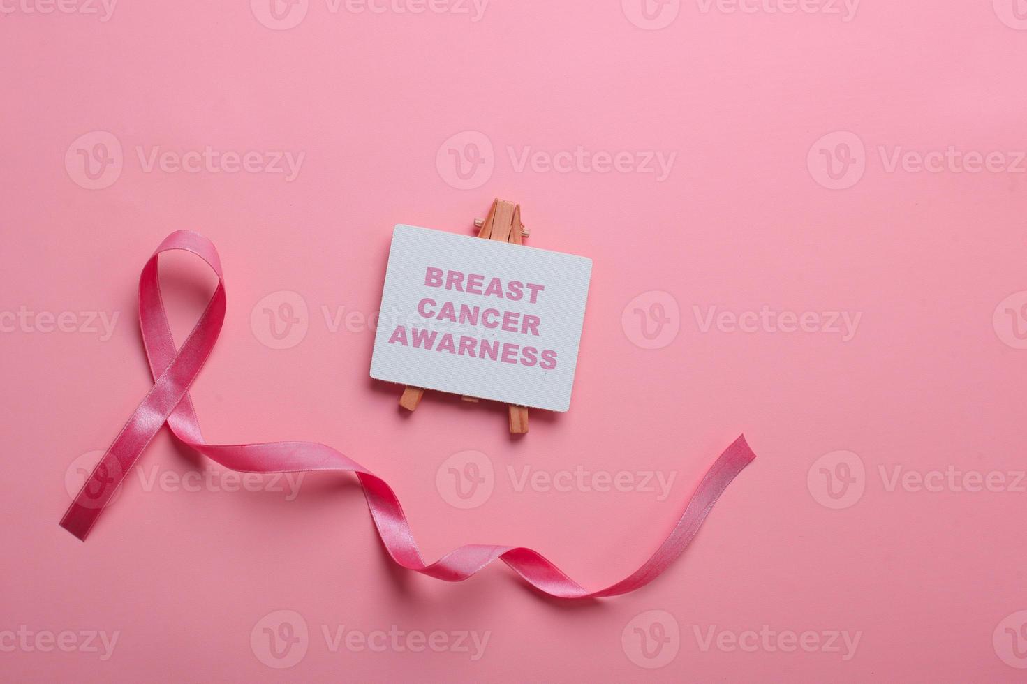 cinta rosa para el día mundial contra el cáncer y la concienciación sobre el cáncer de mama foto