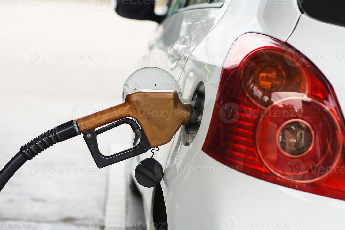 para llenar la máquina con combustible. Llenar el coche con gasolina en una gasolinera. bomba de gasolinera foto