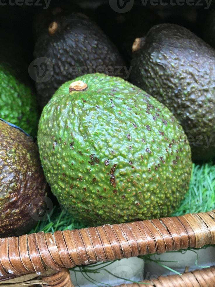 aguacate verde fresco en una cola de mercado foto