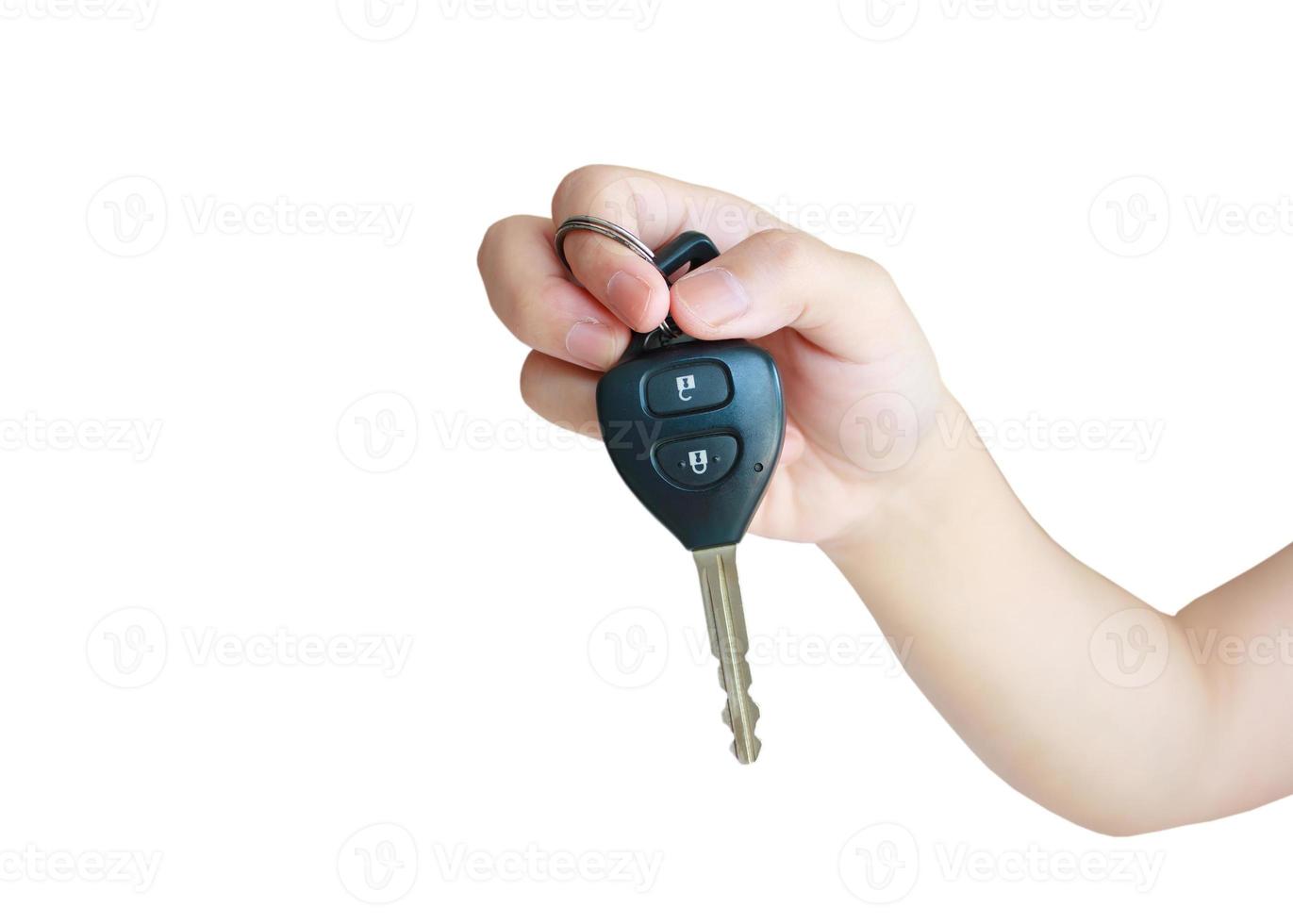 Mano sujetando la llave del coche aislado sobre fondo blanco. foto