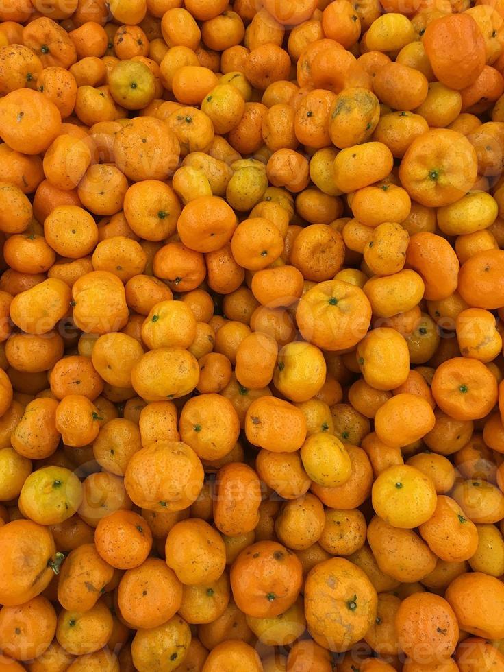 naranjas en el puesto del mercado foto